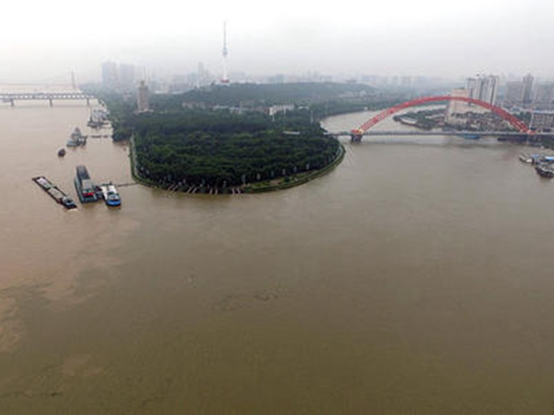 湖北省長(zhǎng)江黃石市段暗道污水處理調(diào)研，地底暗埋管濃度較高的污水直達(dá)長(zhǎng)江
